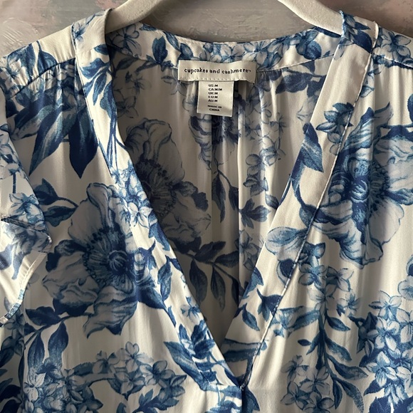 Cupcakes & Cashmere Blue and White Floral Blouse - Picture 4 of 5
